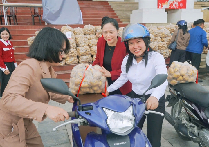 Hưng Yên: Ngày "khai xuân", cán bộ địa phương cùng hợp tác xẫ livestream bán 4,5 tấn khoai tây
