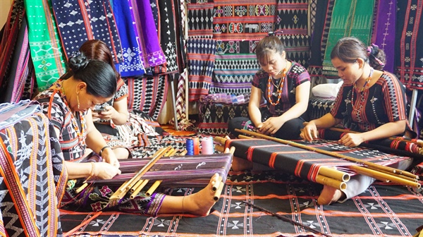 Nghề dệt thổ cẩm của đồng bào vùng biên giới: Gìn giữ “báu vật” của buôn làng