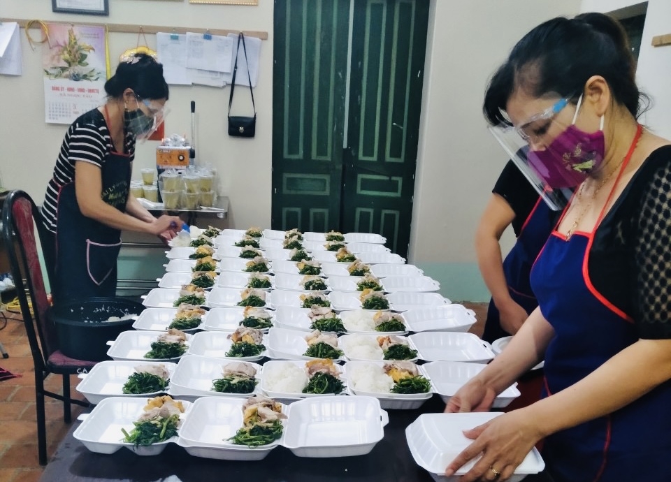 Đoàn viên Công đoàn Hợp tác xã Nông nghiệp xã Ngọc Tảo chung sức đẩy lùi dịch Covid-19