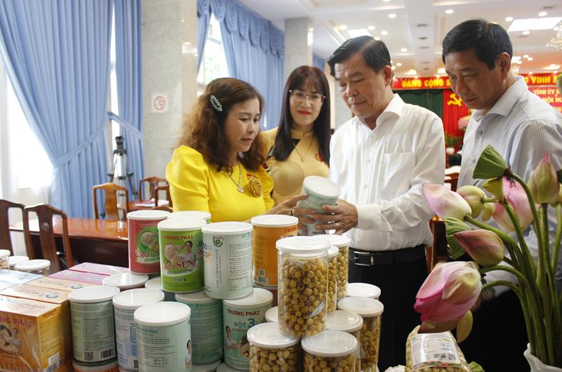 Nữ giám đốc chế biến sản phẩm từ đồng sen nước lợ