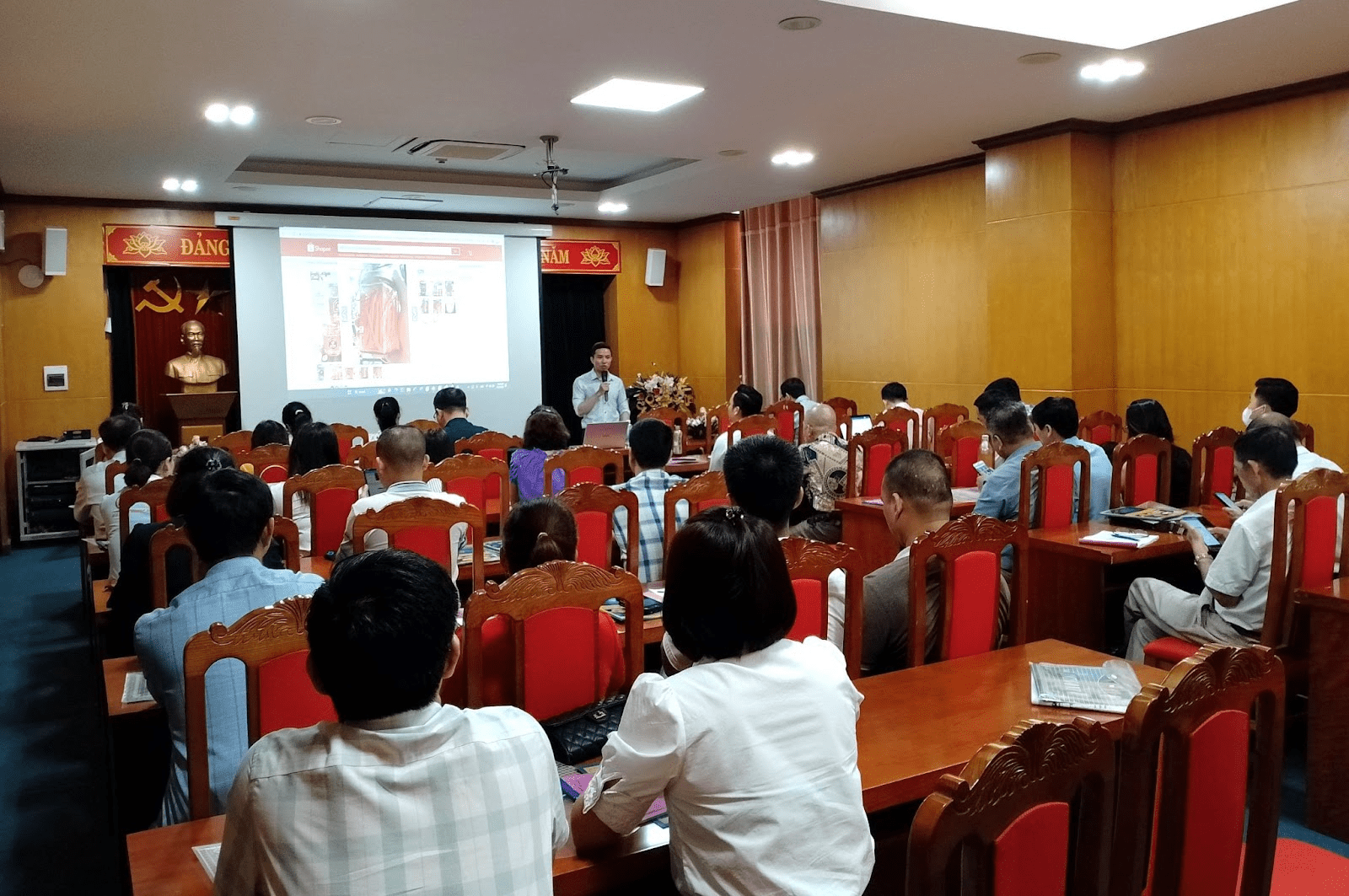 Bắc Giang: Hỗ trợ hợp tác xã địa phương phát triển sản phẩm qua thương mại điện tử
