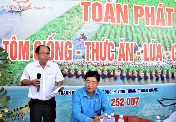 Hợp tác xã tặng hộ nghèo tôm giống để 'thoát nghèo mới thôi'
