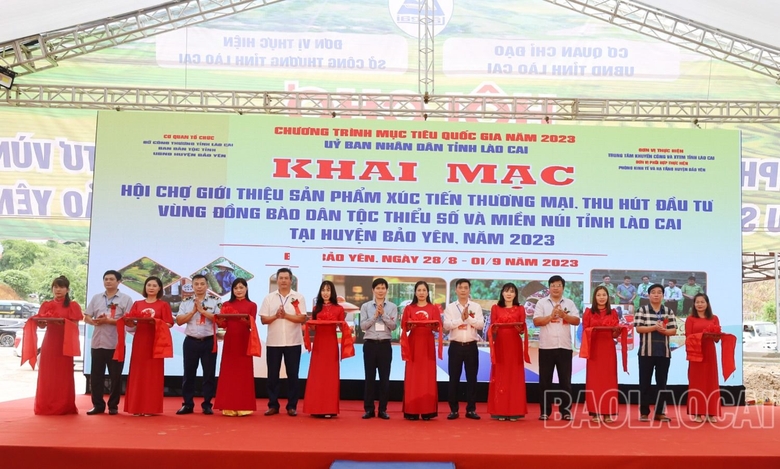 120 gian hàng tham gia Hội chợ giới thiệu sản phẩm xúc tiến thương mại vùng đồng bào dân tộc thiểu số và miền núi năm 2023.
